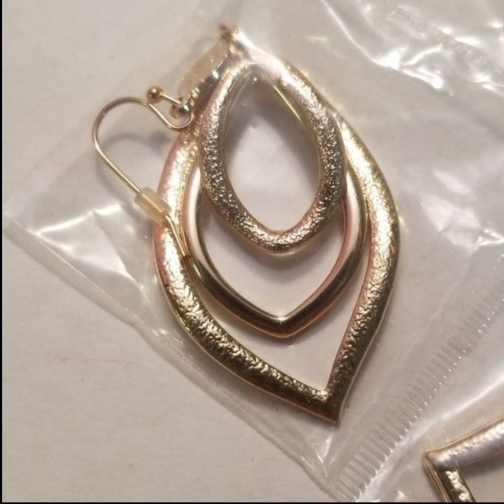 New Goldtone Earrings - Picture 2 of 4